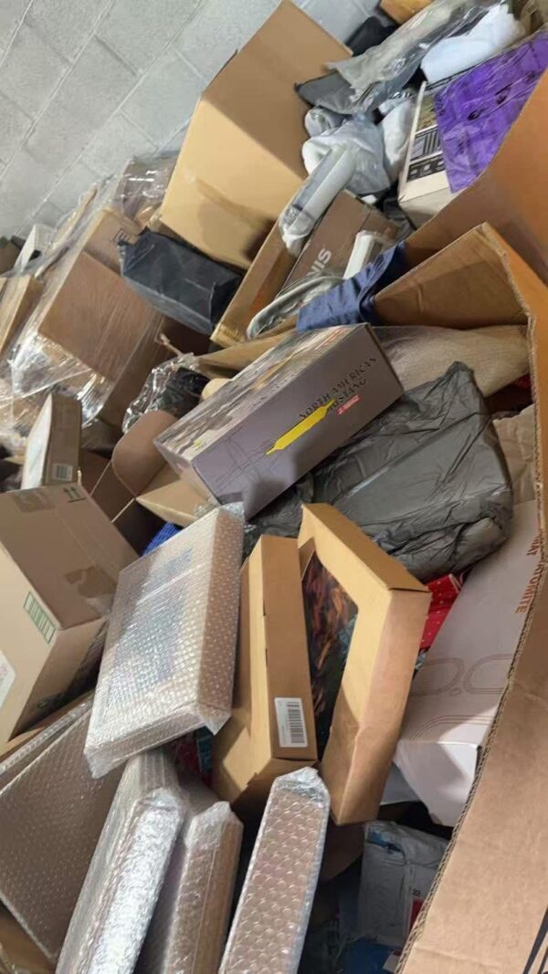627295718_122146920932964649_3260048105814786429_n.jpg Mixed Retail Brand Liquidation Pallets